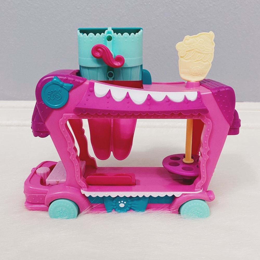 Littlest Pet Shop Sweet Delights treat truck set